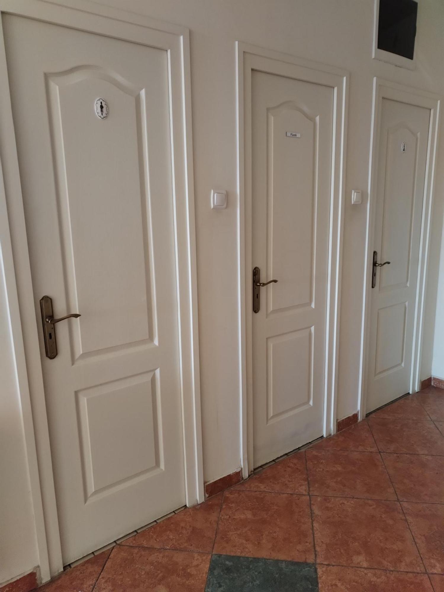 Hostel Ferihegy Вечеш Экстерьер фото