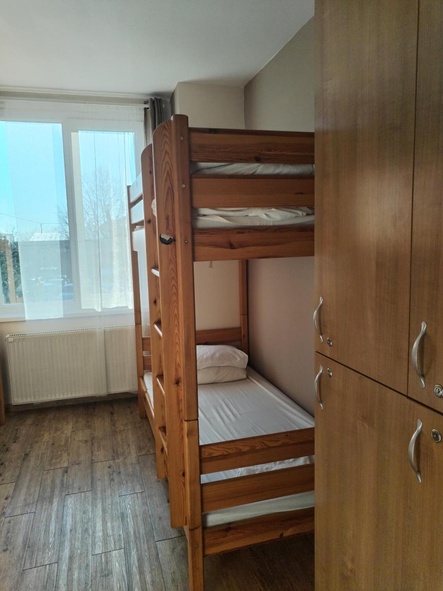 Hostel Ferihegy Вечеш Экстерьер фото