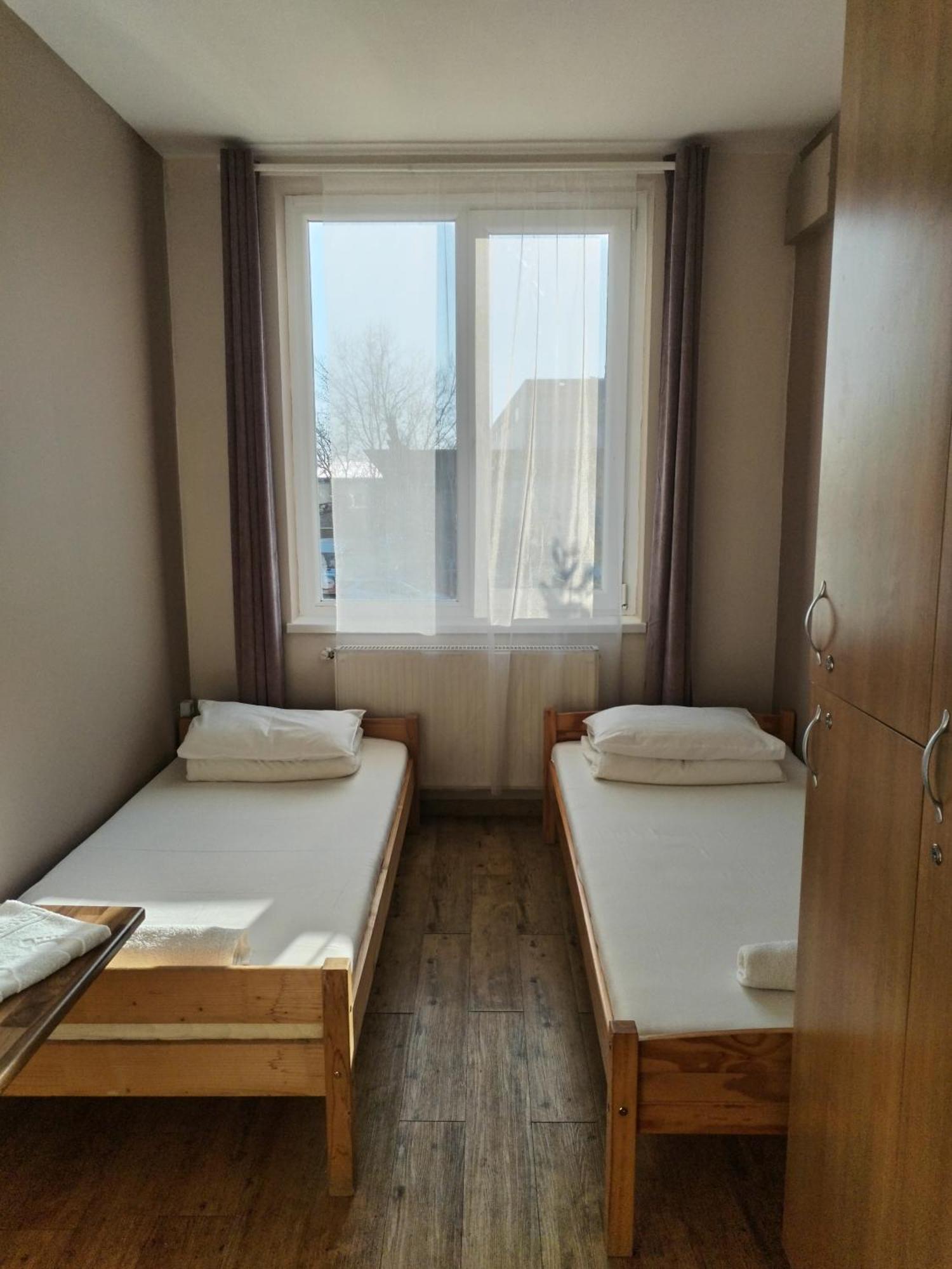 Hostel Ferihegy Вечеш Экстерьер фото