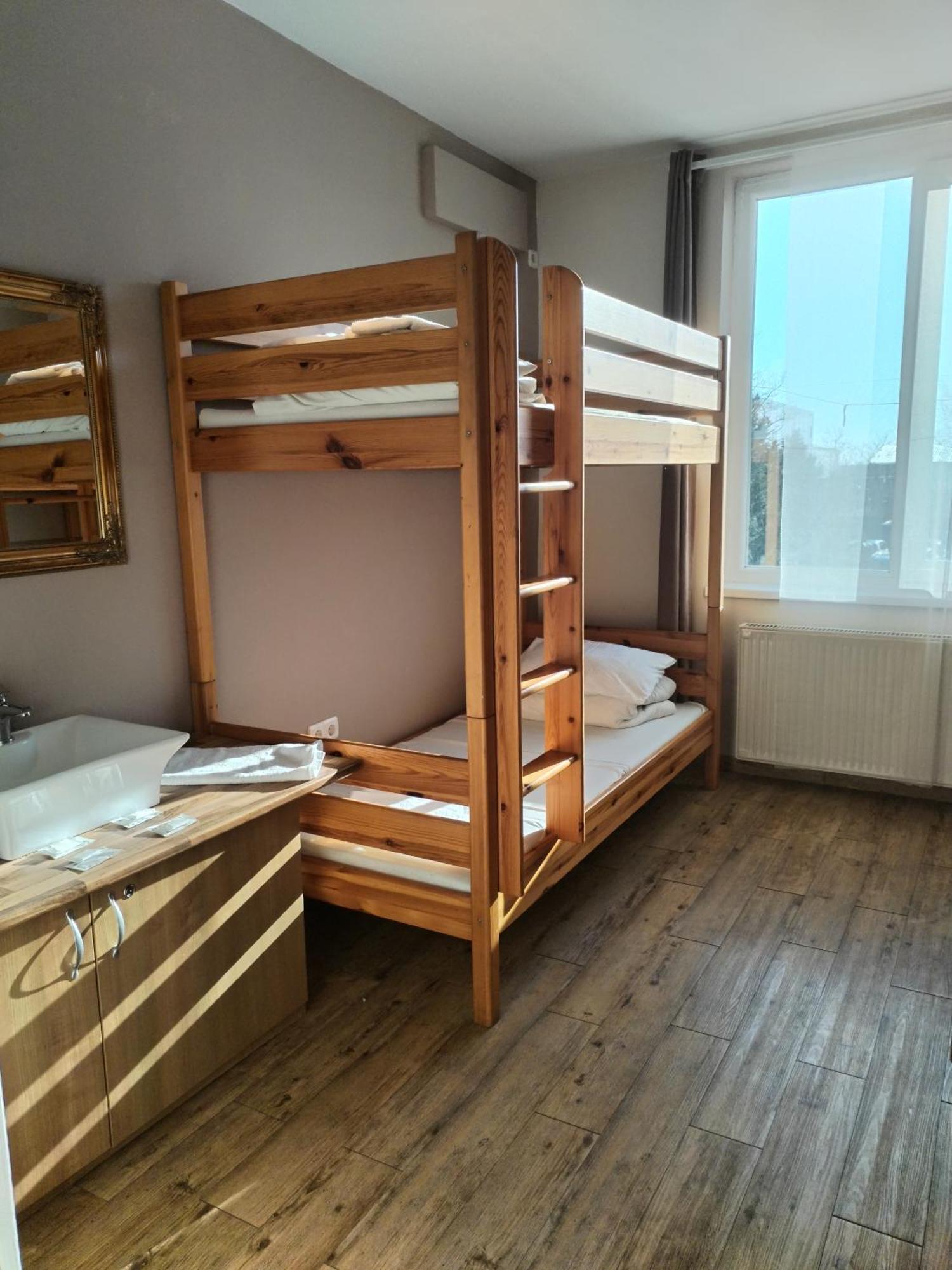 Hostel Ferihegy Вечеш Экстерьер фото