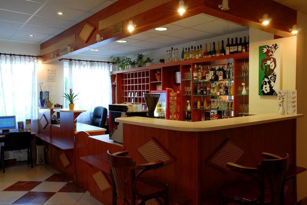 Hostel Ferihegy Вечеш Экстерьер фото