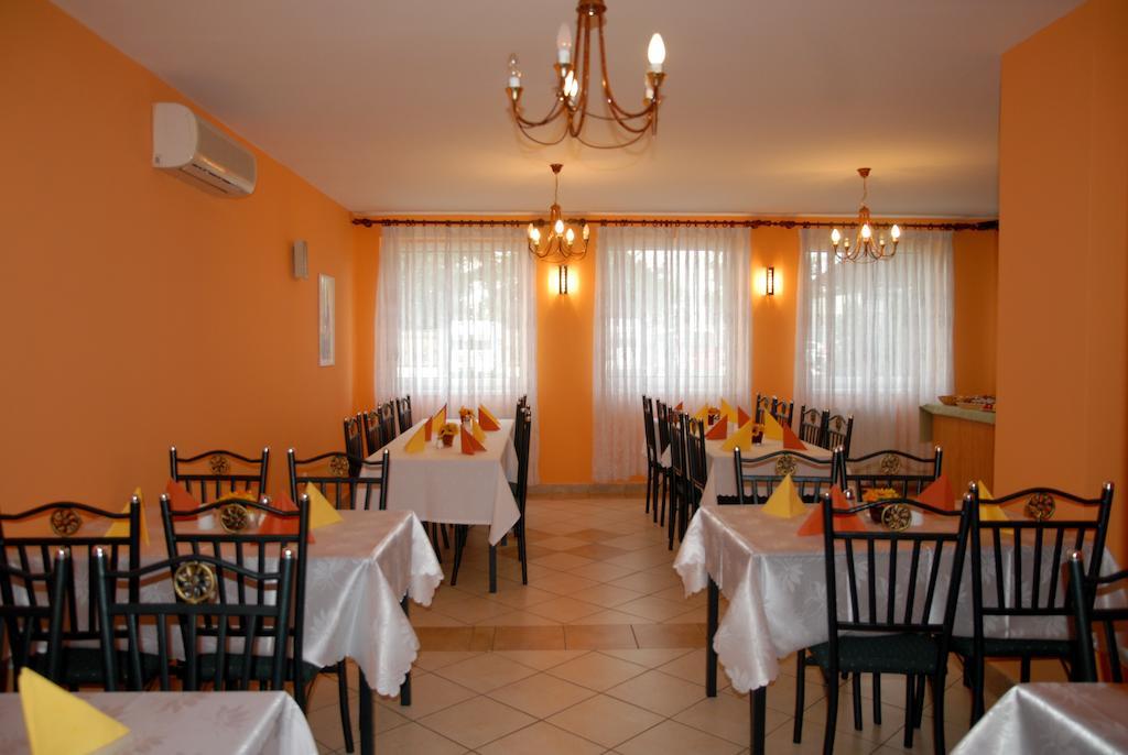 Hostel Ferihegy Вечеш Экстерьер фото